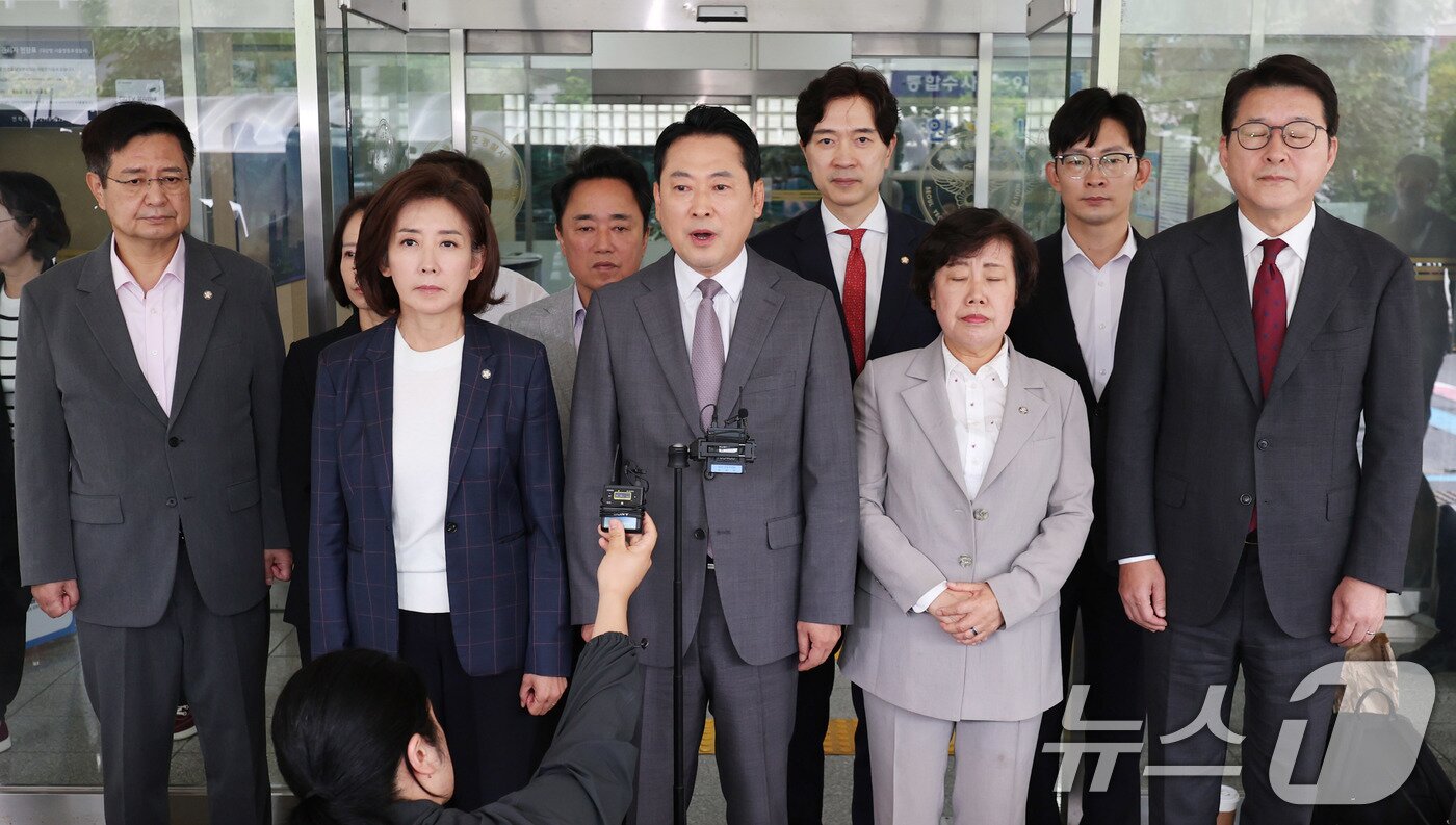 본문 이미지 - 장동혁 국민의힘 대표가 지난 3일 서울 영등포구 영등포경찰서에서 이진숙 전 방통위원장 체포에 대한 항의방문을 마친 뒤 발언하고 있다. 2025.10.3/뉴스1 ⓒ News1 박지혜 기자