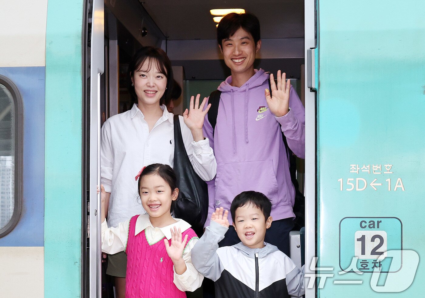 본문 이미지 - 추석 연휴가 시작된 3일 오전 서울역에서 귀성객 정우진 씨 가족이 대구 고향으로 향하며 인사하고 있다. 2025.10.3/뉴스1 ⓒ News1 박지혜 기자