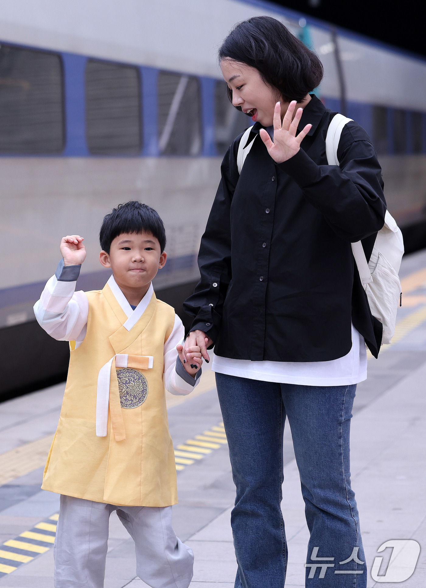 (서울=뉴스1) 박지혜 기자 = 추석 연휴가 시작된 3일 서울역에서 한복을 입은 어린이가 부산 할머니댁으로 향하며 미소짓고 있다. 2025.10.3/뉴스1