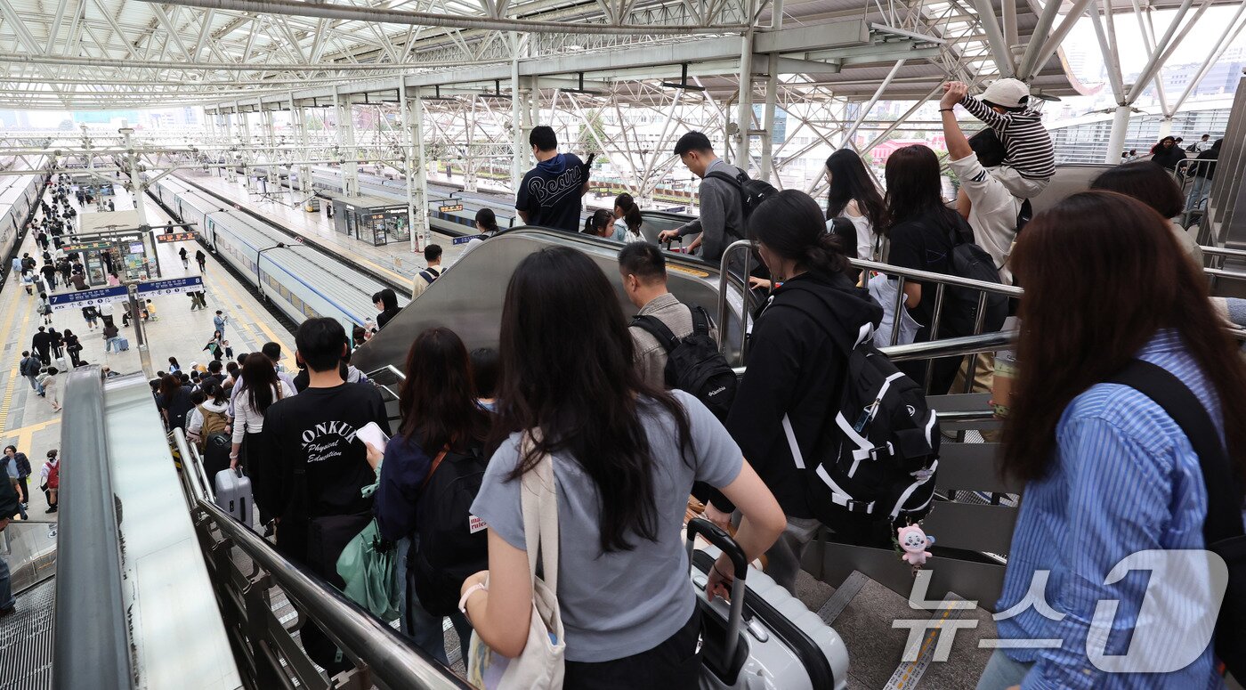 본문 이미지 - 추석 연휴가 시작된 3일 오전 서울역에서 귀성객들이 고향으로 향하는 열차에 탑승하기 위해 이동하고 있다. 2025.10.3/뉴스1 ⓒ News1 박지혜 기자