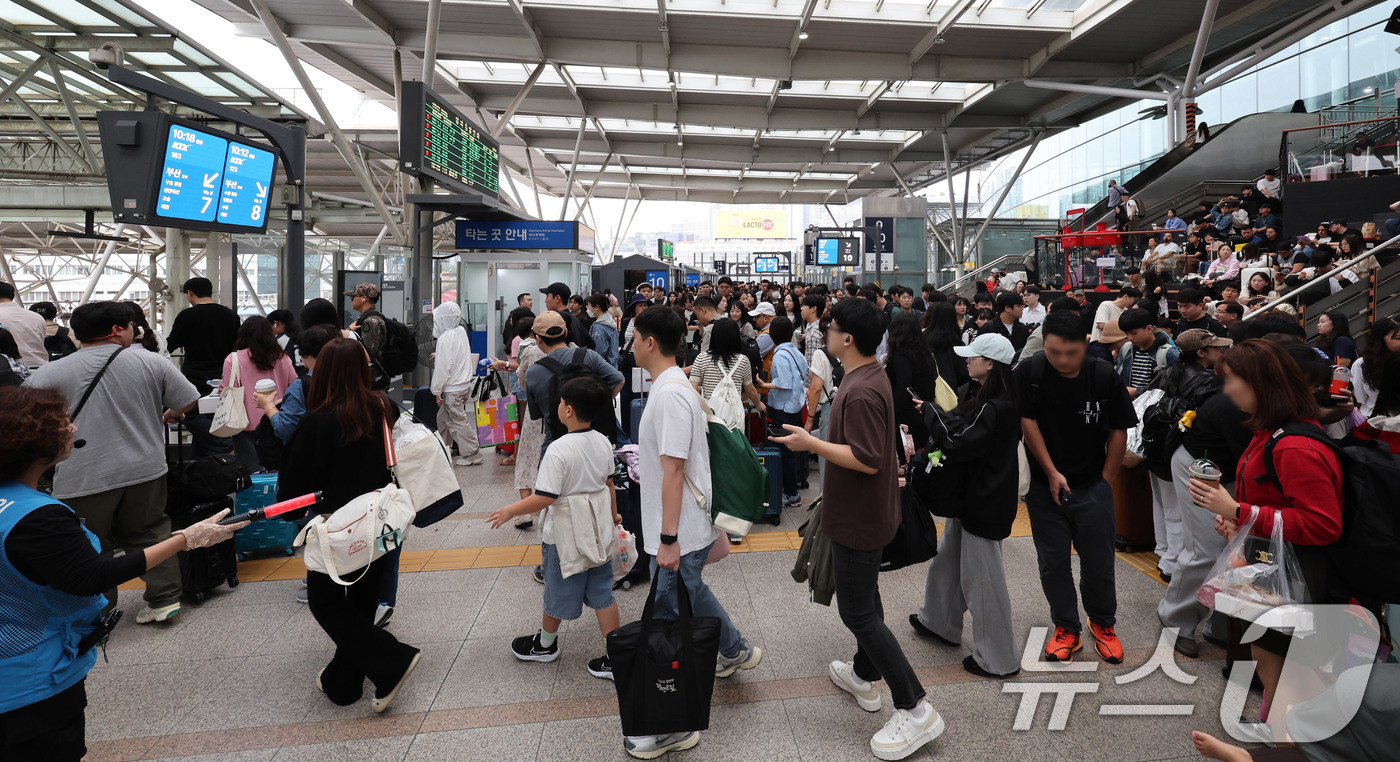 (서울=뉴스1) 박지혜 기자 = 추석 연휴가 시작된 3일 오전 서울역에서 귀성객들이 고향으로 향하는 열차에 탑승하기 위해 이동하고 있다. 2025.10.3/뉴스1