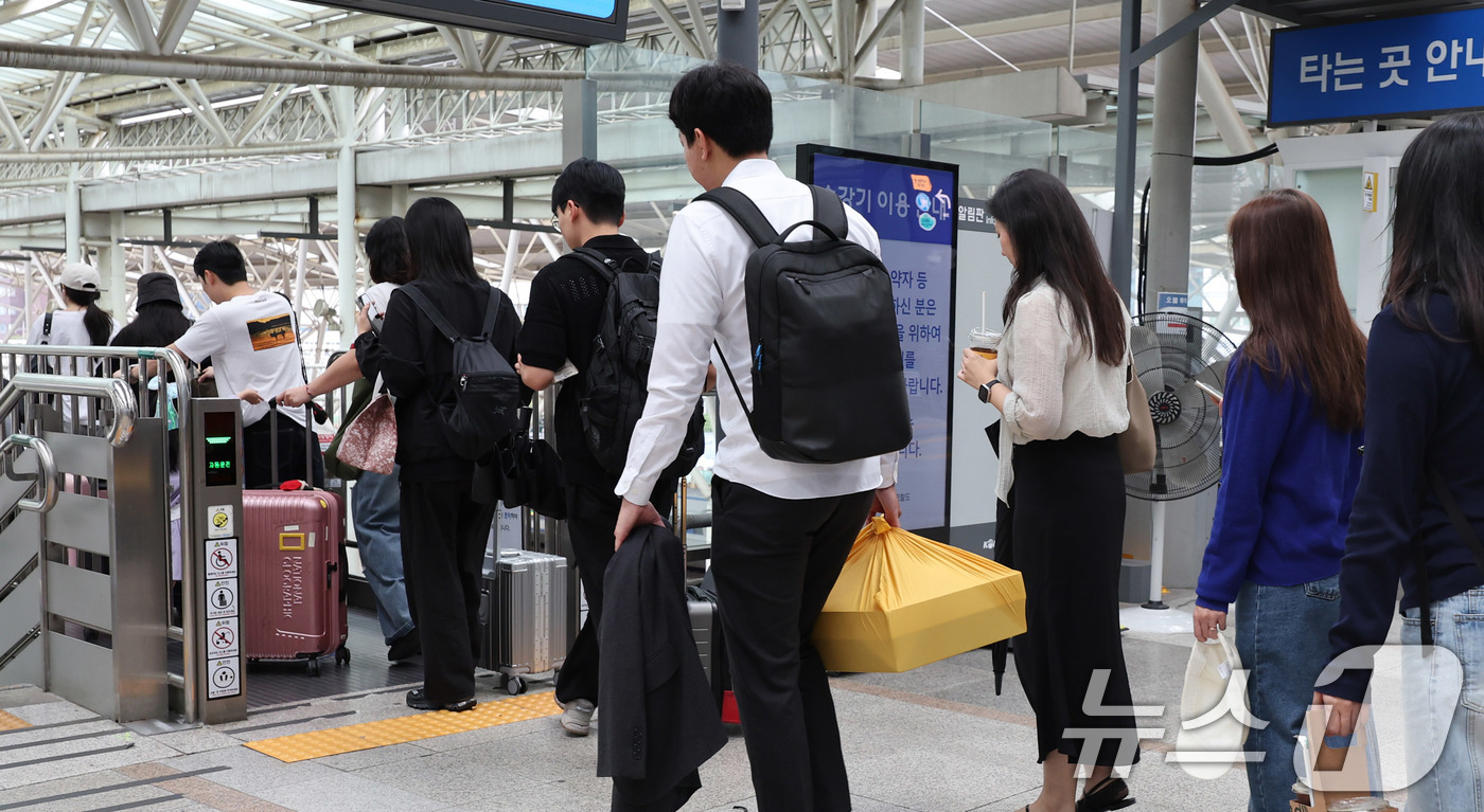 (서울=뉴스1) 박지혜 기자 = 추석 연휴가 시작된 3일 오전 서울역에서 귀성객들이 고향으로 향하는 열차에 탑승하기 위해 이동하고 있다. 2025.10.3/뉴스1