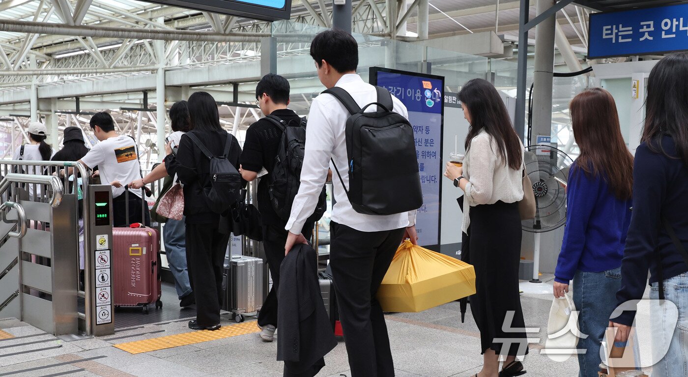 본문 이미지 - 추석 연휴가 시작된 3일 오전 서울역에서 귀성객들이 고향으로 향하는 열차에 탑승하기 위해 이동하고 있다. 2025.10.3/뉴스1 ⓒ News1 박지혜 기자