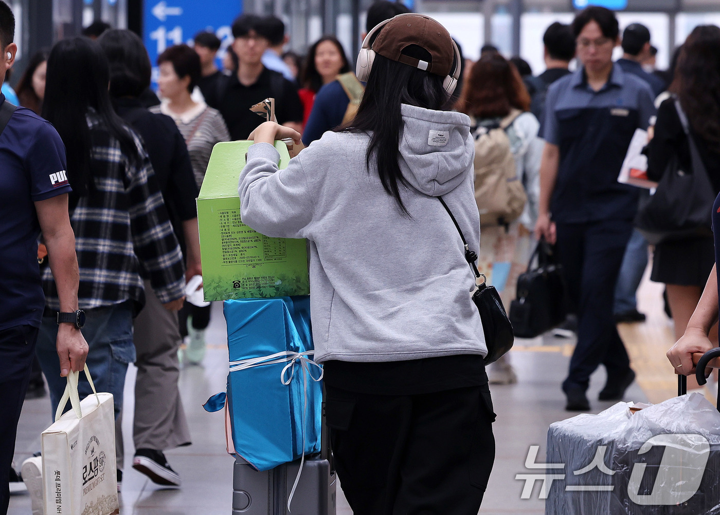 (서울=뉴스1) 박지혜 기자 = 추석 연휴가 시작된 3일 오전 서울역에서 한 귀성객이 고향에 전달할 선물을 든 채 열차로 향하고 있다. 2025.10.3/뉴스1