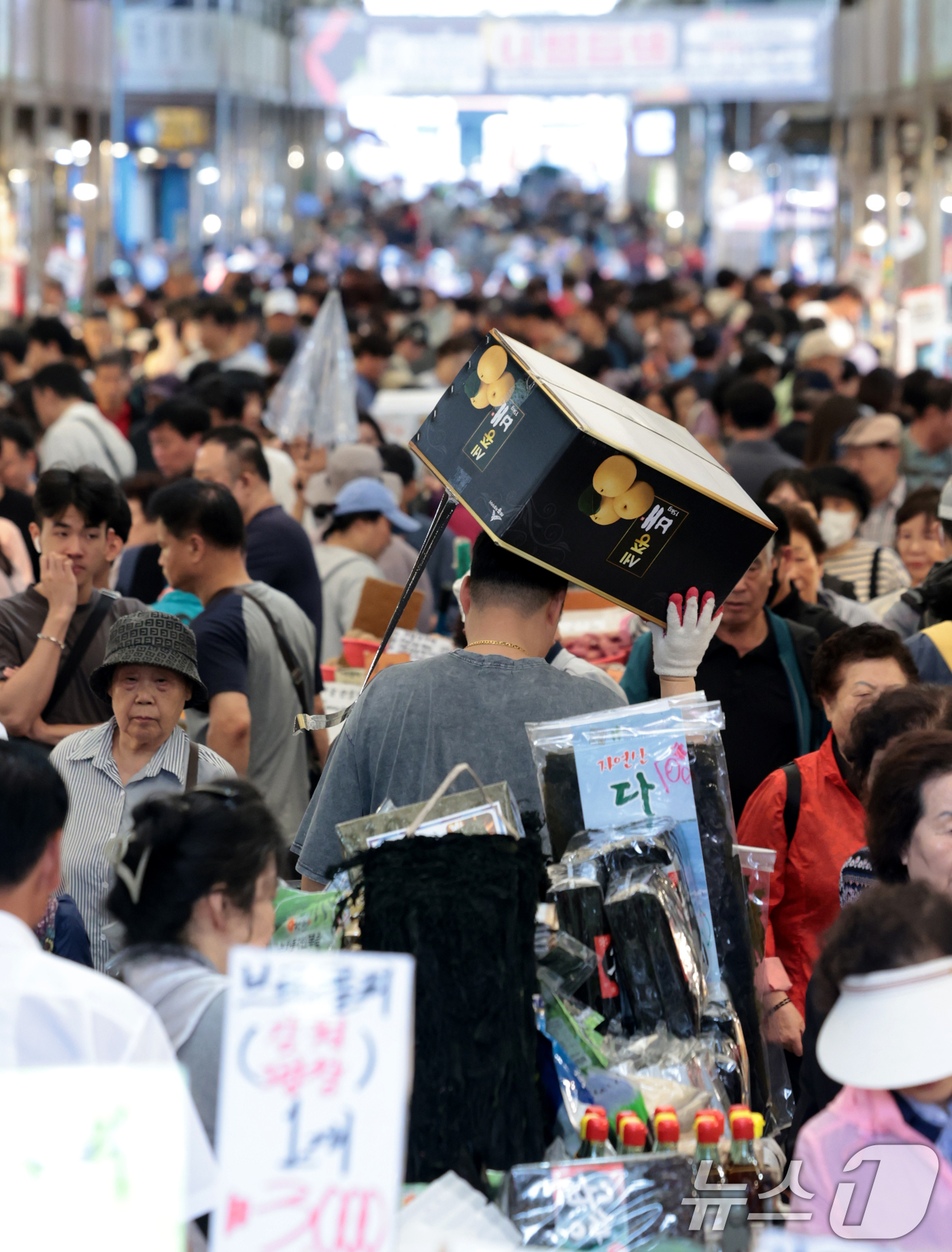 (서울=뉴스1) 권현진 기자 = 본격적인 추석 연휴가 시작된 3일 서울 동대문구 청량리 청과물시장을 찾은 많은 시민들이 제수용품을 둘러보고 있다. 2025.10.3/뉴스1