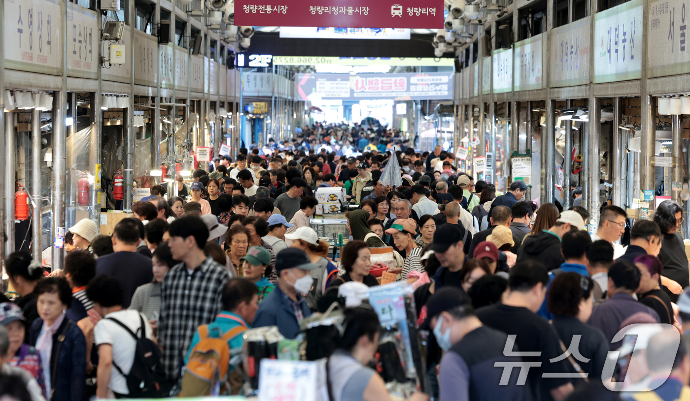 (서울=뉴스1) 권현진 기자 = 본격적인 추석 연휴가 시작된 3일 서울 동대문구 청량리 청과물시장을 찾은 많은 시민들이 제수용품을 둘러보고 있다. 2025.10.3/뉴스1