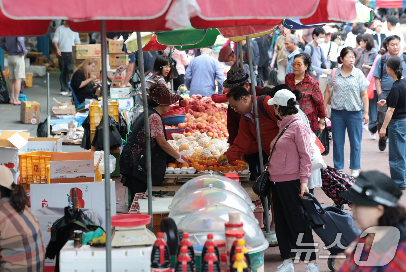 본문 이미지 - 서울 동대문구 청량리 청과물시장을 찾은 시민들이 제수용품을 둘러보고 있다. 2025.10.3/뉴스1 ⓒ News1 권현진 기자