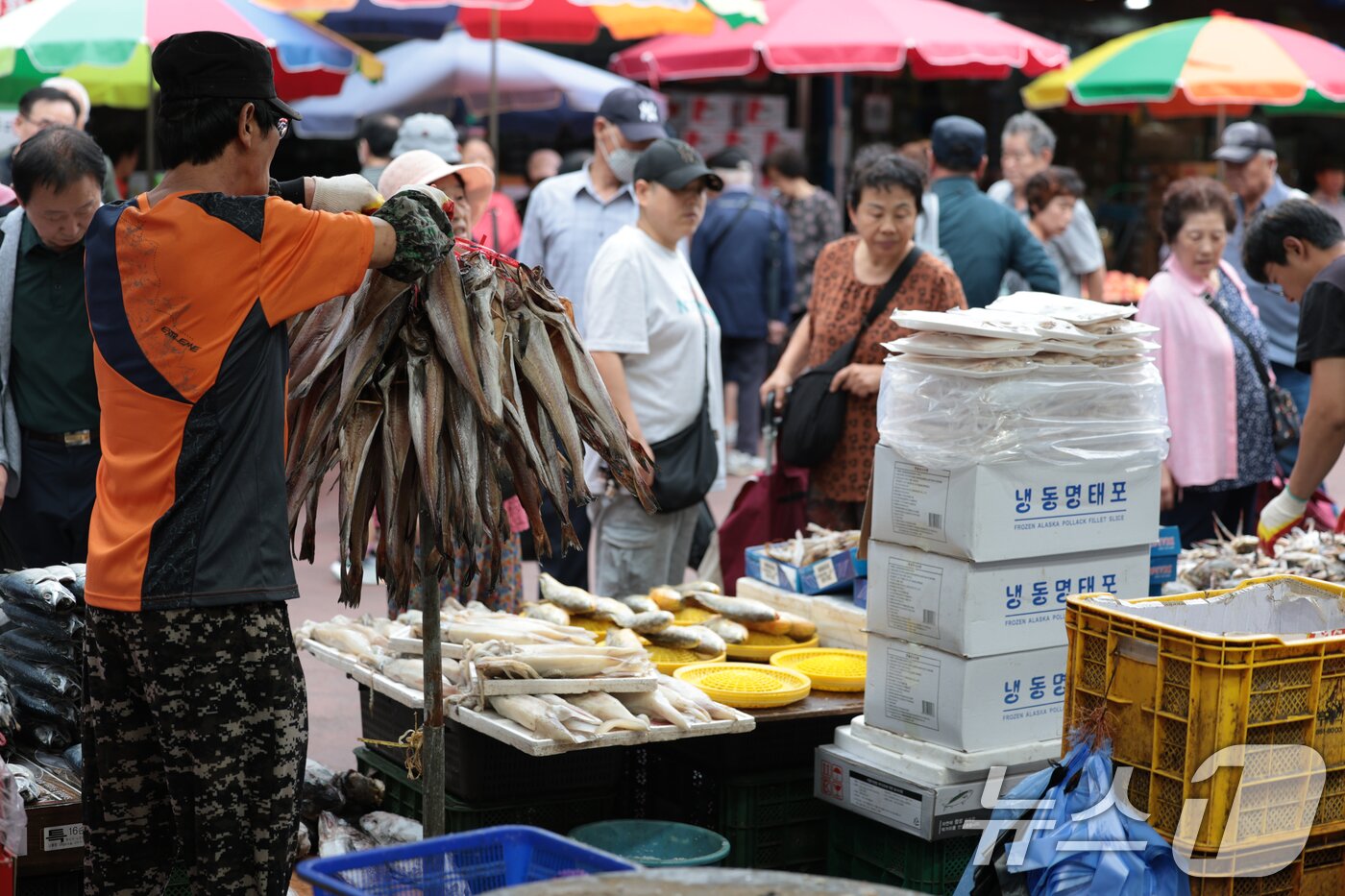본문 이미지 - 본격적인 추석 연휴가 시작된 3일 서울 동대문구 청량리 청과물시장을 찾은 많은 시민들이 제수용품을 둘러보고 있다. 2025.10.3/뉴스1 ⓒ News1 권현진 기자