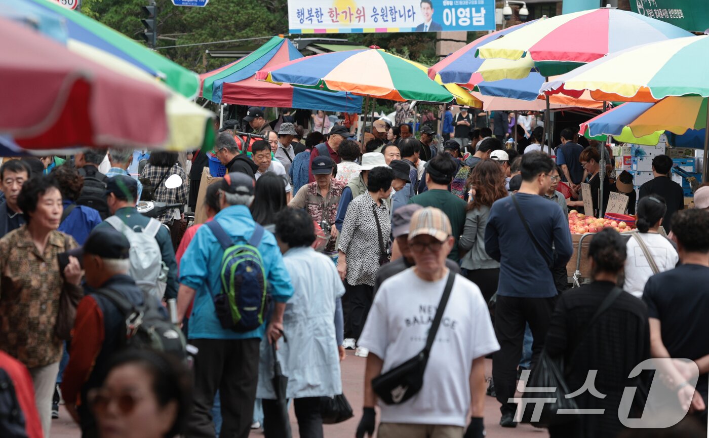 본문 이미지 - 본격적인 추석 연휴가 시작된 3일 서울 동대문구 청량리 청과물시장을 찾은 시민들이 제수용품을 둘러보고 있다. 2025.10.3/뉴스1 ⓒ News1 권현진 기자