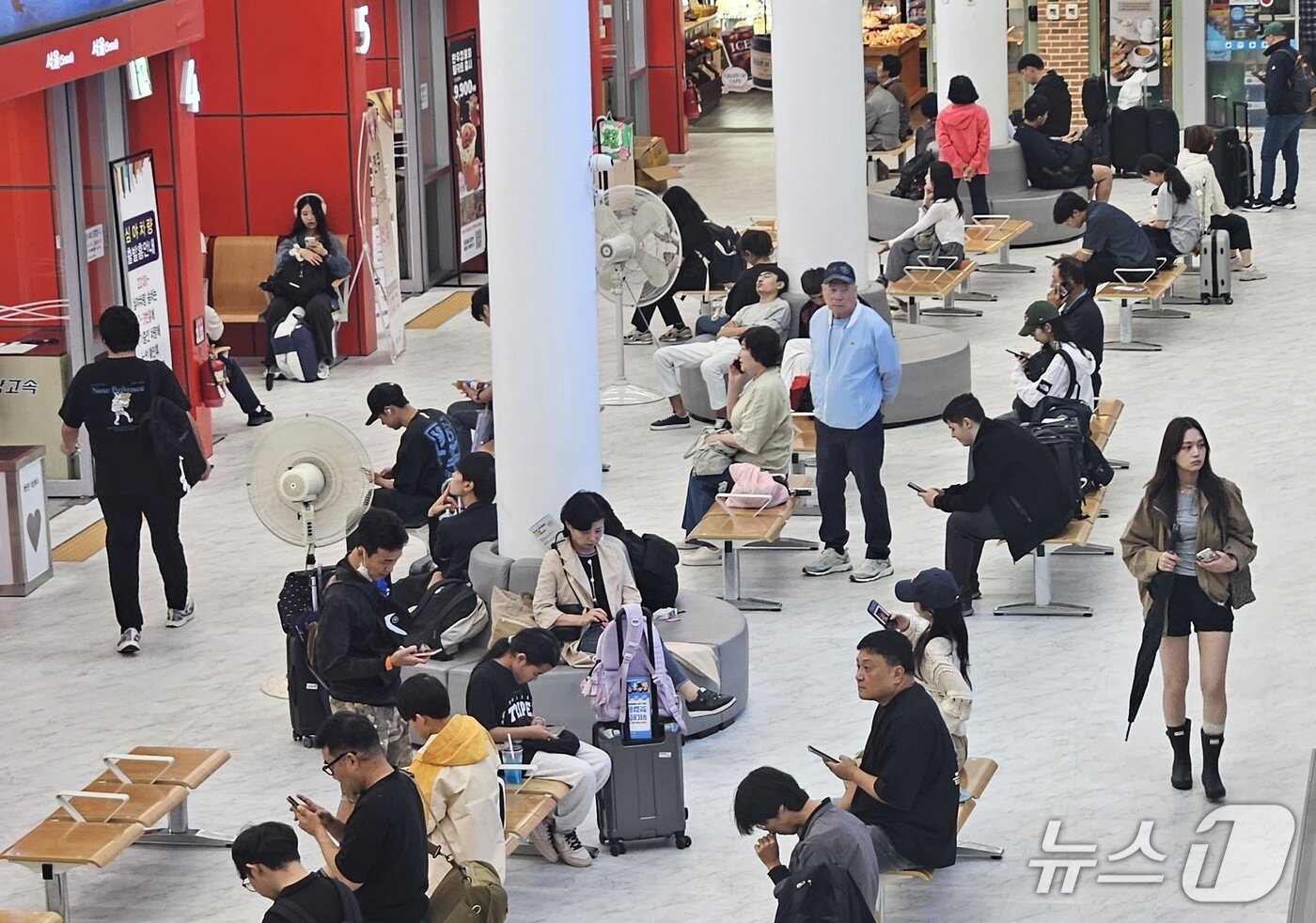 본문 이미지 - 연휴 첫날인 3일 정오께 전주고속버스터미널이 귀성객들로 북적이고 있다. 2025.10.3/뉴스1 신준수 기자