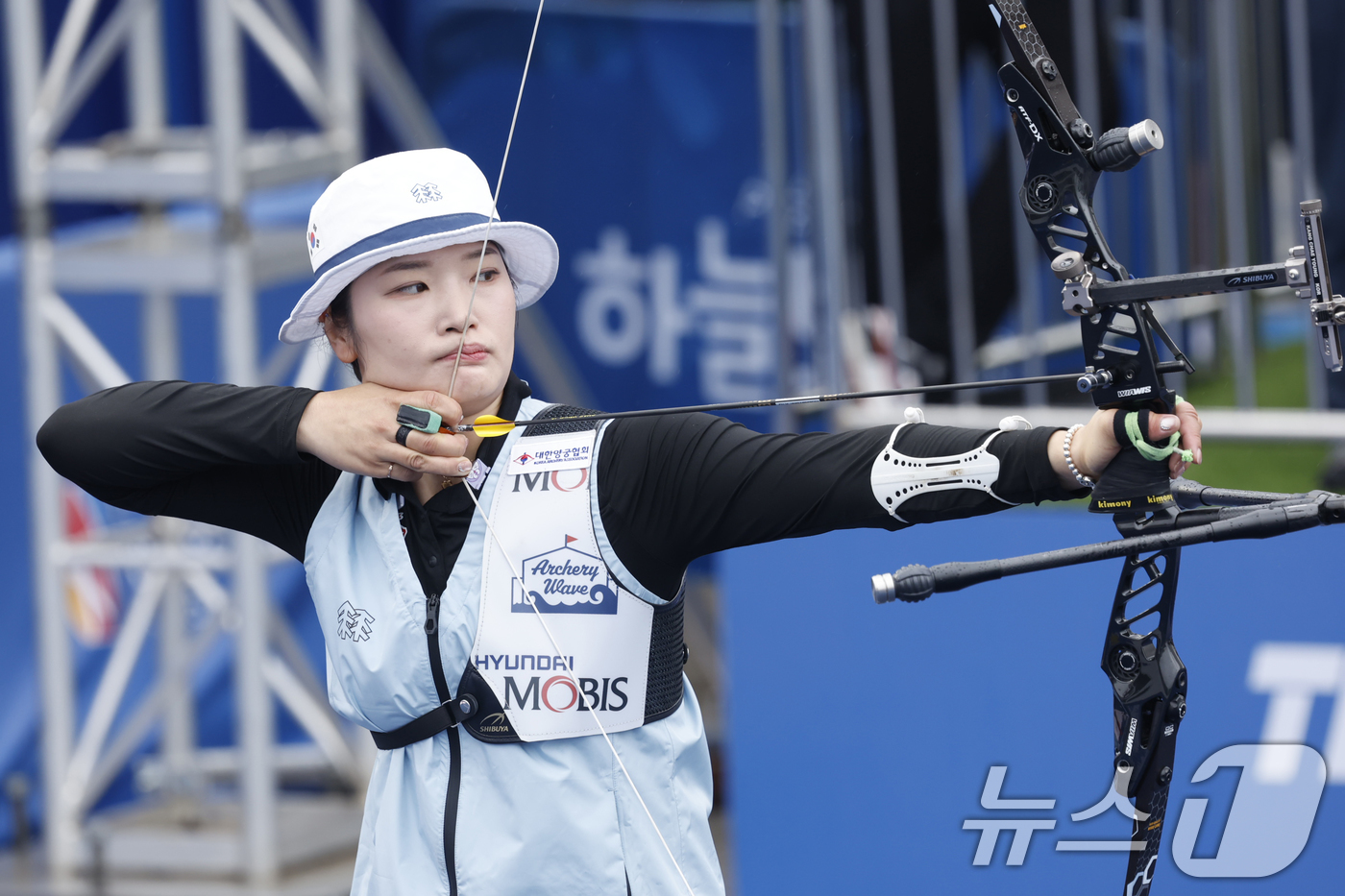 (광주=뉴스1) 김태성 기자 = 강채영(현대모비스)이 3일 광주5.18민주광장에서 열린 '현대자동차 정몽구배 한국양궁대회2025' 여자 리커브 경기 결승에서  활을 쏘고 있다. 2 …