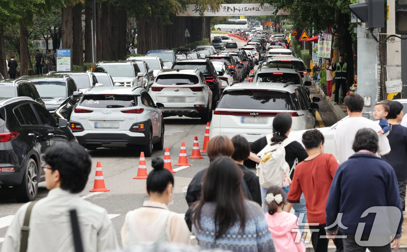 본문 이미지 - 본격적인 추석 연휴가 시작된 3일 인천 부평구 인천가족공원 입구가 성묘객들의 차량으로 붐비고 있다. 2025.10.3/뉴스1 ⓒ News1 이호윤 기자