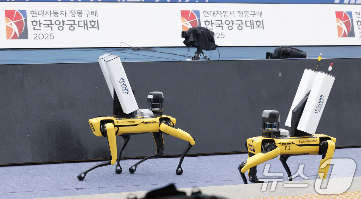 (광주=뉴스1) 김태성 기자 = 3일 광주5.18민주광장에서 열린 '현대자동차 정몽구배 한국양궁대회2025' 여자 리커브 경기 결승에서 현대차그룹의 로봇 전문 계열사 보스턴다이내믹 …