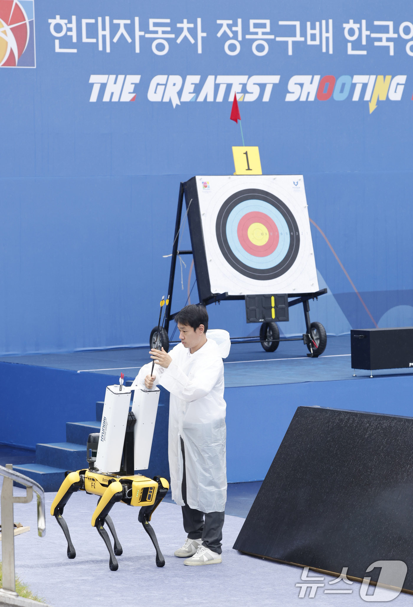 (광주=뉴스1) 김태성 기자 = 3일 광주5.18민주광장에서 열린 '현대자동차 정몽구배 한국양궁대회2025' 여자 리커브 경기 결승에서 현대차그룹의 로봇 전문 계열사 보스턴다이내믹 …
