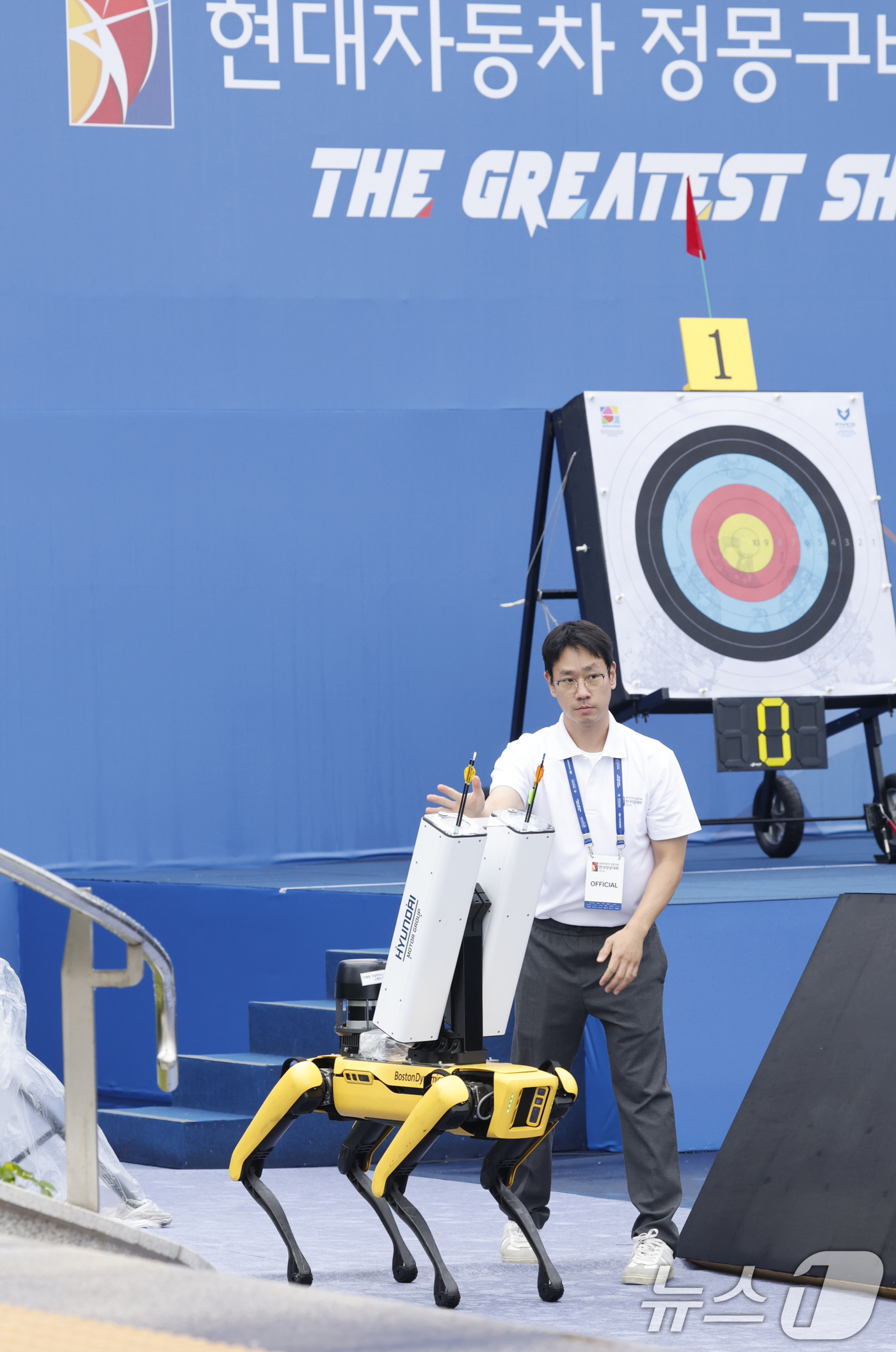 (광주=뉴스1) 김태성 기자 = 3일 광주5.18민주광장에서 열린 '현대자동차 정몽구배 한국양궁대회2025' 여자 리커브 경기 결승에서 현대차그룹의 로봇 전문 계열사 보스턴다이내믹 …