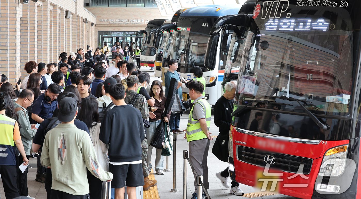 (서울=뉴스1) 이호윤 기자 = 본격적인 추석 연휴가 시작된 3일 서울 서초구 고속버스터미널이 귀성객들로 붐비고 있다. 2025.10.3/뉴스1