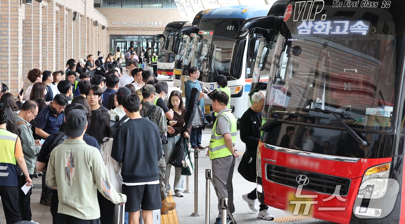 본문 이미지 - 본격적인 추석 연휴가 시작된 3일 서울 서초구 고속버스터미널이 귀성객들로 붐비고 있다. 2025.10.3/뉴스1 ⓒ News1 이호윤 기자