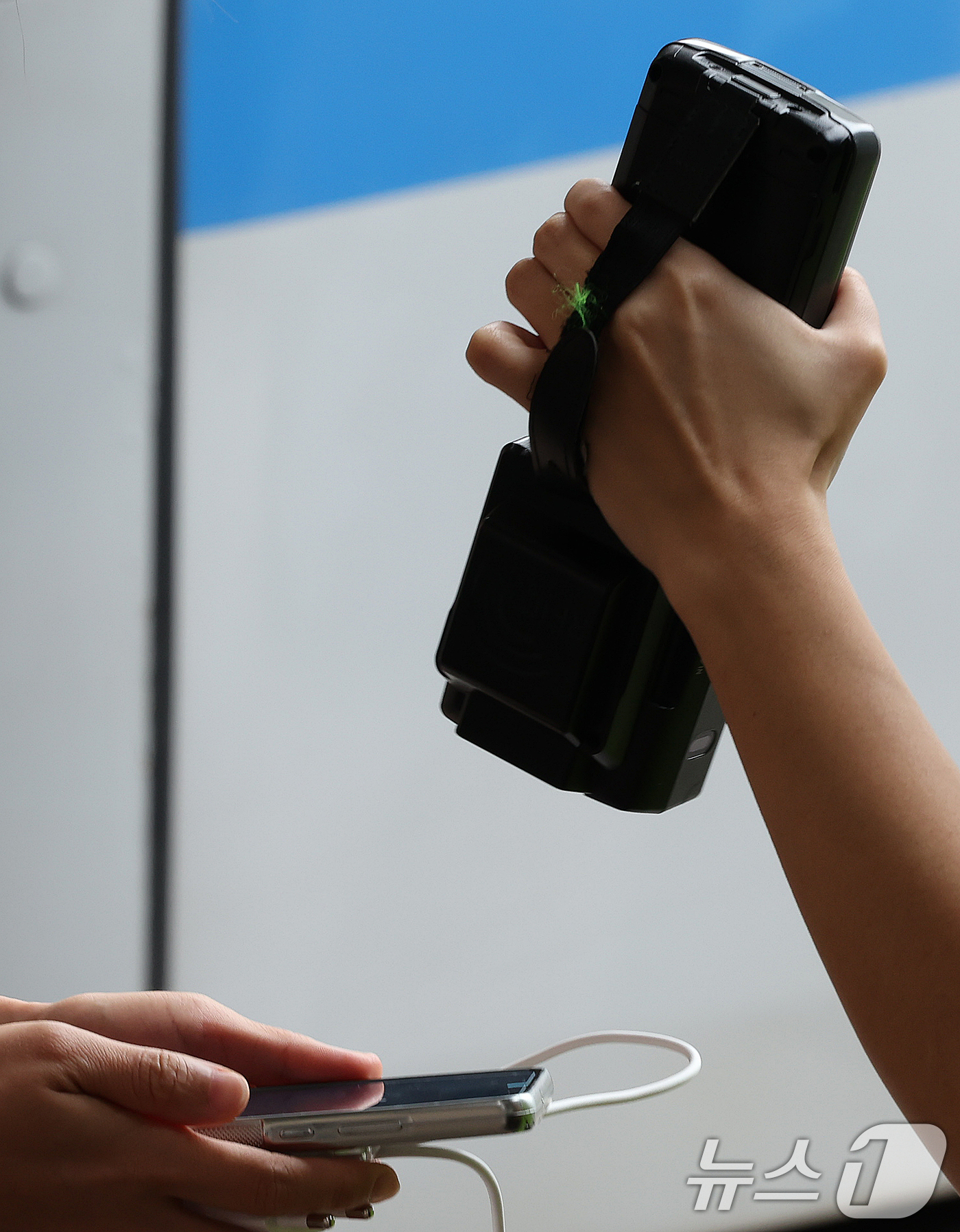 (서울=뉴스1) 이호윤 기자 = 본격적인 추석 연휴가 시작된 3일 서울 서초구 고속버스터미널에서 직원이 승객의 승차권을 검사하고 있다. 2025.10.3/뉴스1