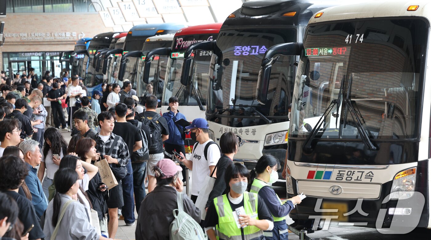 본문 이미지 - 본격적인 추석 연휴가 시작된 3일 서울 서초구 고속버스터미널이 귀성객들로 붐비고 있다. 2025.10.3/뉴스1 ⓒ News1 이호윤 기자