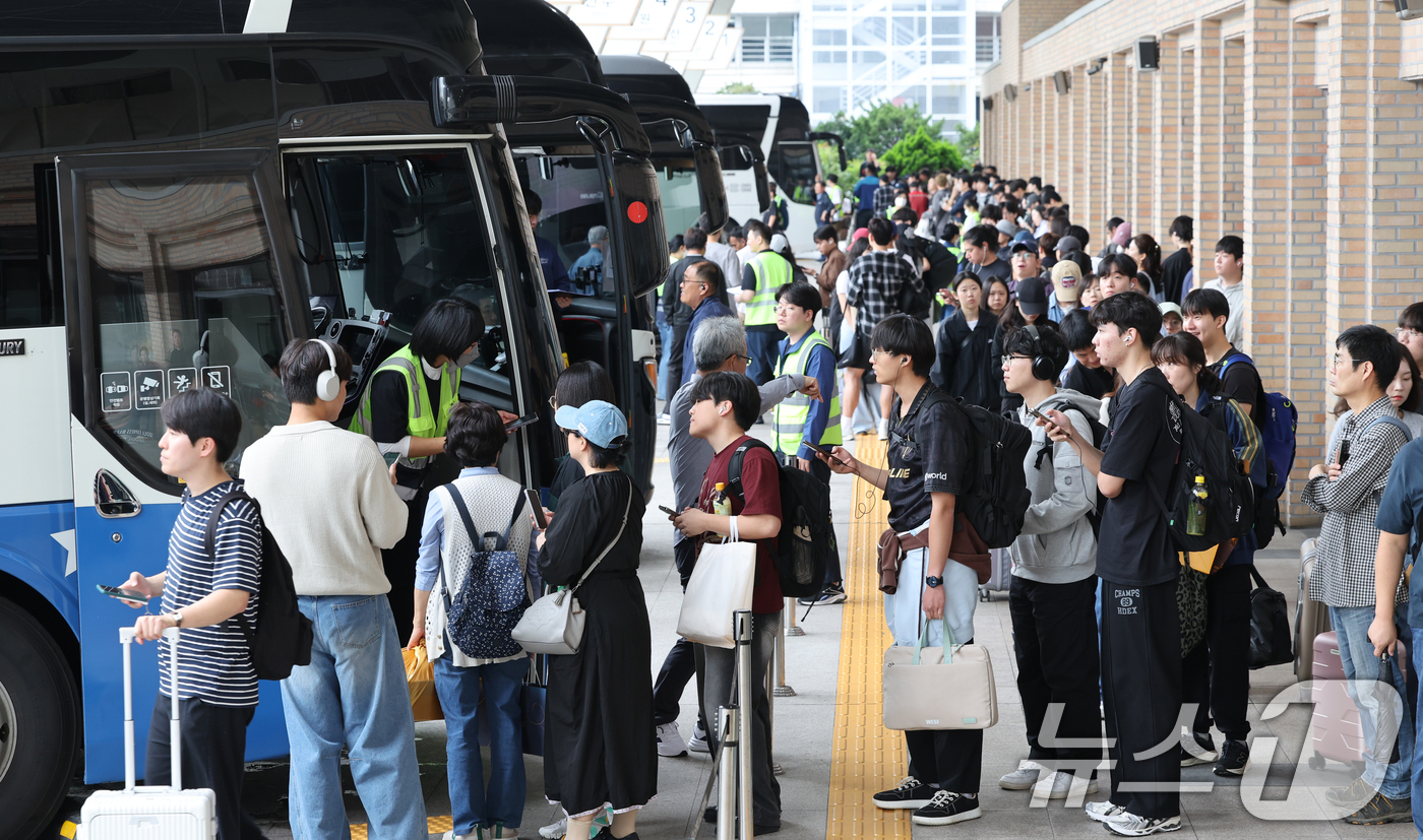 (서울=뉴스1) 이호윤 기자 = 본격적인 추석 연휴가 시작된 3일 서울 서초구 고속버스터미널이 귀성객들로 붐비고 있다. 2025.10.3/뉴스1