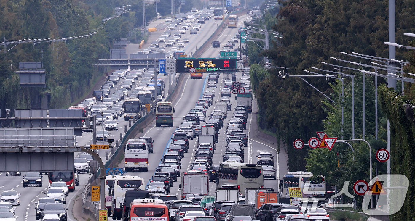 (서울=뉴스1) 박지혜 기자 = 추석 연휴 첫날인 3일 오후 서울 서초구 잠원IC 부근 경부고속도로 하행선이 귀성 차량으로 정체를 빚고 있다.한국도로공사에 따르면 이날 오후 2시 …