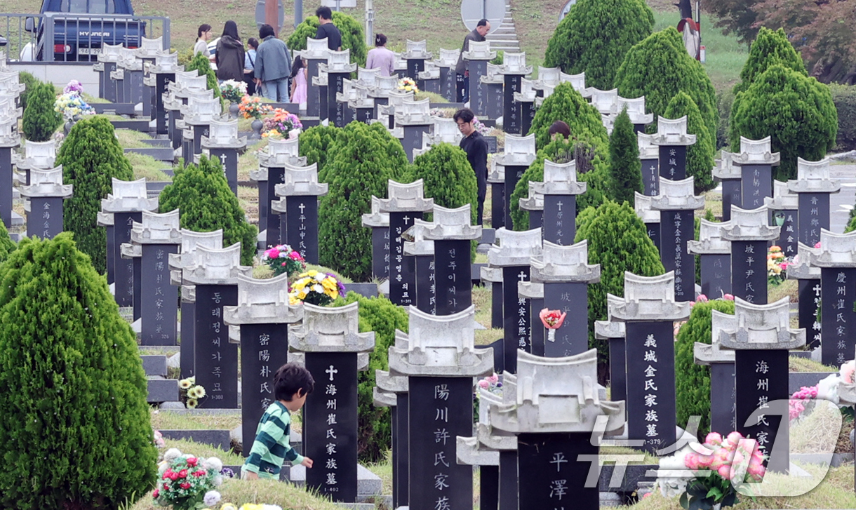(인천=뉴스1) 이호윤 기자 = 본격적인 추석 연휴가 시작된 3일 인천 부평구 인천가족공원을 찾은 성묘객들이 차례를 지내고 있다. 2025.10.3/뉴스1