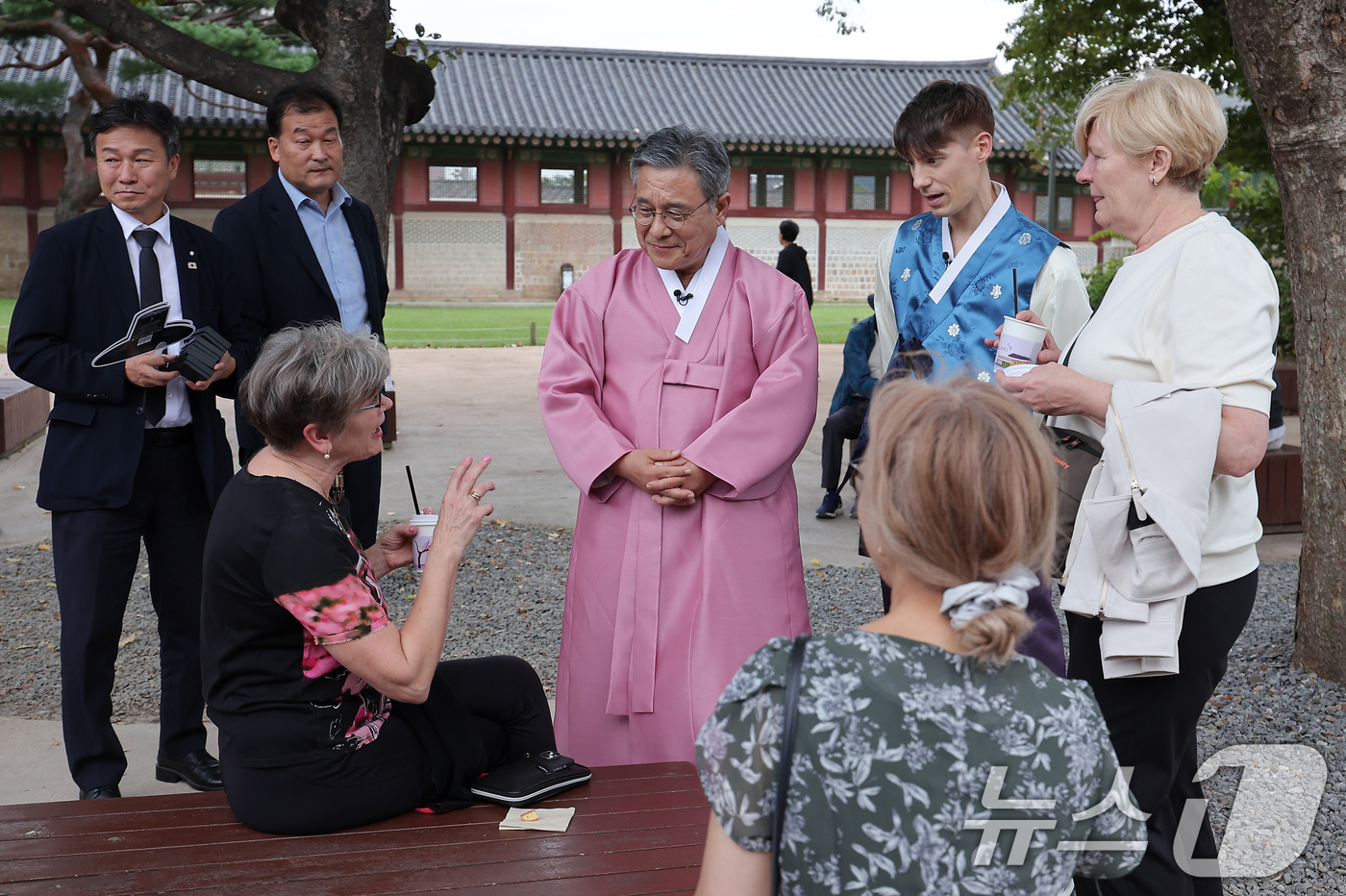 (서울=뉴스1) 김성진 기자 = 허민 국가유산청장과 방송인 파비앙이 3일 서울 종로구 경복궁에서 외국인 관광객들과 대화를 하고 있다.국가유산청은 추석을 맞아 3일부터 9일까지 경복 …