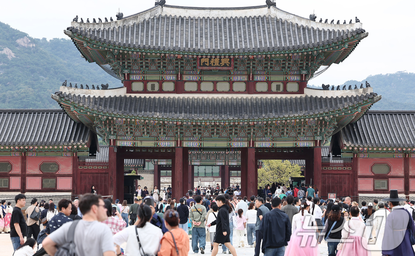 (서울=뉴스1) 김성진 기자 = 추석 연휴 첫 날이자 개천절인 3일 서울 종로구 경복궁에서 한복을 차려입은 시민들과 외국인 관광객들이 즐거운 시간을 보내고 있다.국가유산청은 추석을 …