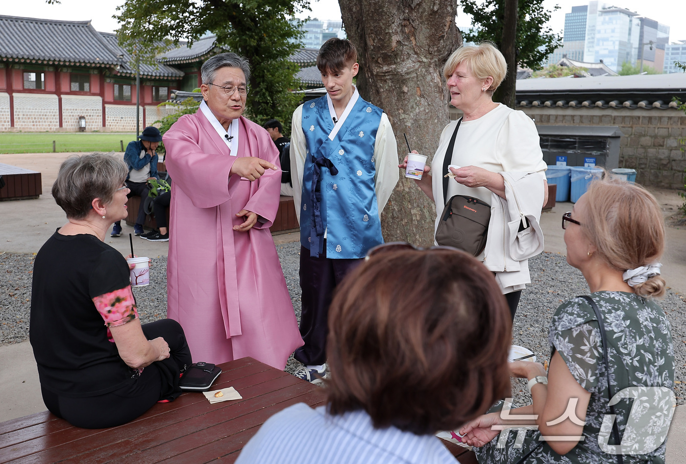 (서울=뉴스1) 김성진 기자 = 허민 국가유산청장과 방송인 파비앙이 3일 서울 종로구 경복궁에서 외국인 관광객들과 대화하고 있다.국가유산청은 추석을 맞아 3일부터 9일까지 경복궁· …