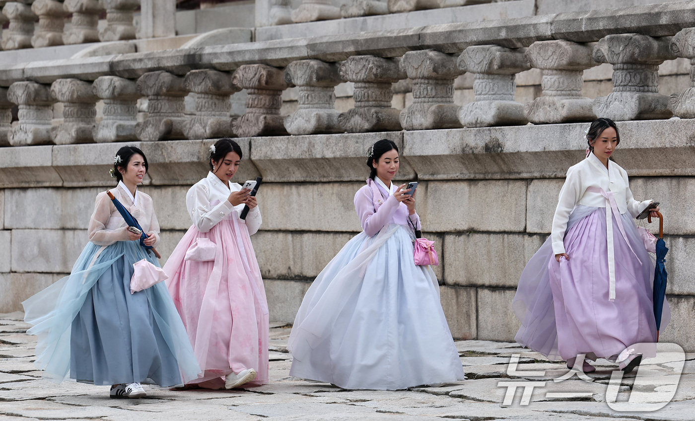 (서울=뉴스1) 김성진 기자 = 추석 연휴 첫 날이자 개천절인 3일 서울 종로구 경복궁에서 한복을 차려입은 시민들과 외국인 관광객들이 즐거운 시간을 보내고 있다.국가유산청은 추석을 …
