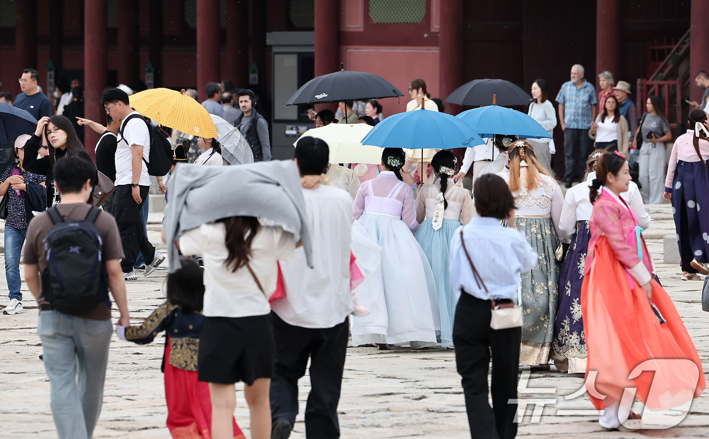 (서울=뉴스1) 김성진 기자 = 추석 연휴 첫 날이자 개천절인 3일 서울 종로구 경복궁에서 한복을 차려입은 시민들과 외국인 관광객들이 즐거운 시간을 보내고 있다.국가유산청은 추석을 …