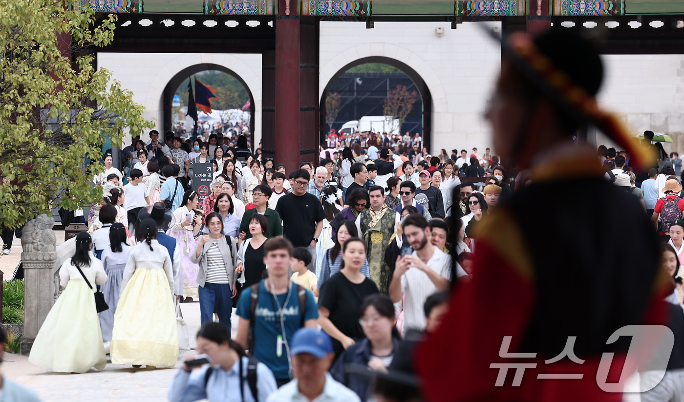 (서울=뉴스1) 김성진 기자 = 추석 연휴 첫 날이자 개천절인 3일 서울 종로구 경복궁에서 한복을 차려입은 시민들과 외국인 관광객들이 즐거운 시간을 보내고 있다.국가유산청은 추석을 …