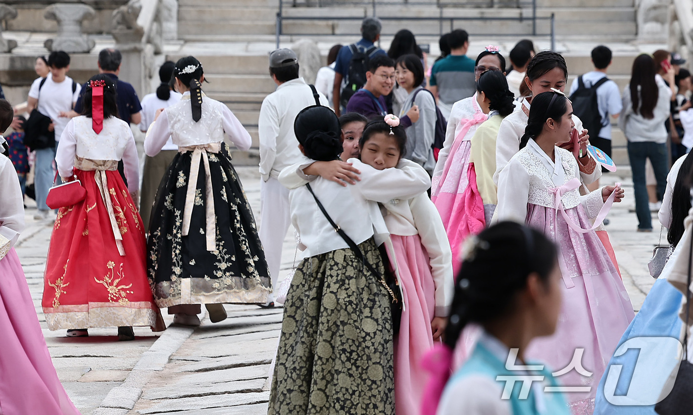 (서울=뉴스1) 김성진 기자 = 추석 연휴 첫 날이자 개천절인 3일 서울 종로구 경복궁에서 한복을 차려입은 시민들과 외국인 관광객들이 즐거운 시간을 보내고 있다.국가유산청은 추석을 …