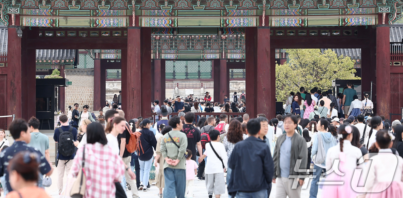 (서울=뉴스1) 김성진 기자 = 추석 연휴 첫 날이자 개천절인 3일 서울 종로구 경복궁에서 한복을 차려입은 시민들과 외국인 관광객들이 즐거운 시간을 보내고 있다.국가유산청은 추석을 …
