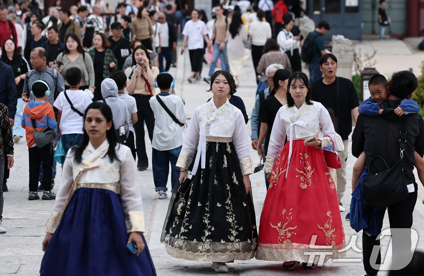 (서울=뉴스1) 김성진 기자 = 추석 연휴 첫 날이자 개천절인 3일 서울 종로구 경복궁에서 한복을 차려입은 시민들과 외국인 관광객들이 즐거운 시간을 보내고 있다.국가유산청은 추석을 …