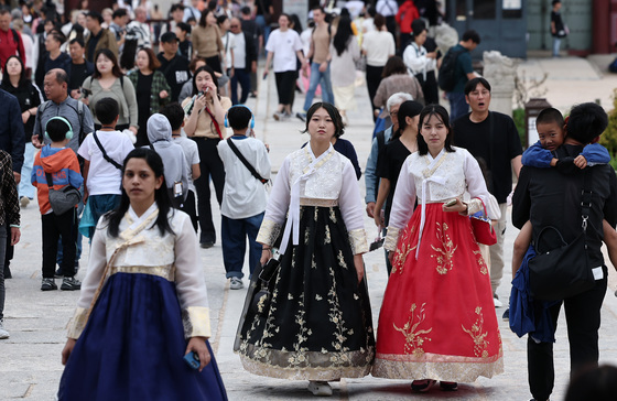 곱게 한복 차려입고
