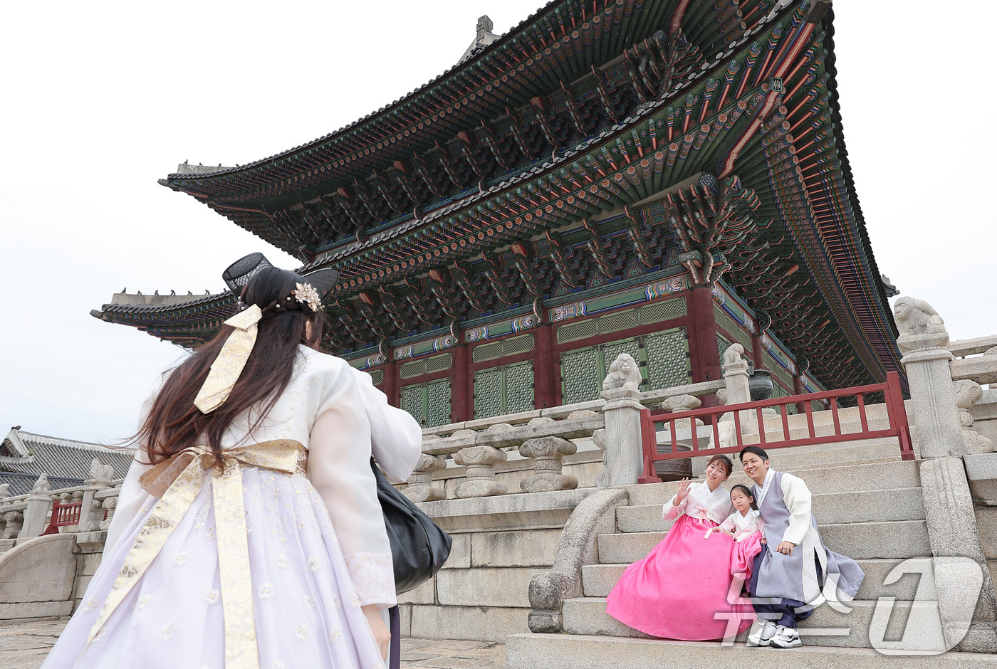 (서울=뉴스1) 김성진 기자 = 추석 연휴 첫 날이자 개천절인 3일 서울 종로구 경복궁에서 한복을 차려입은 가족이 기념촬영을 하고 있다.국가유산청은 추석을 맞아 3일부터 9일까지 …