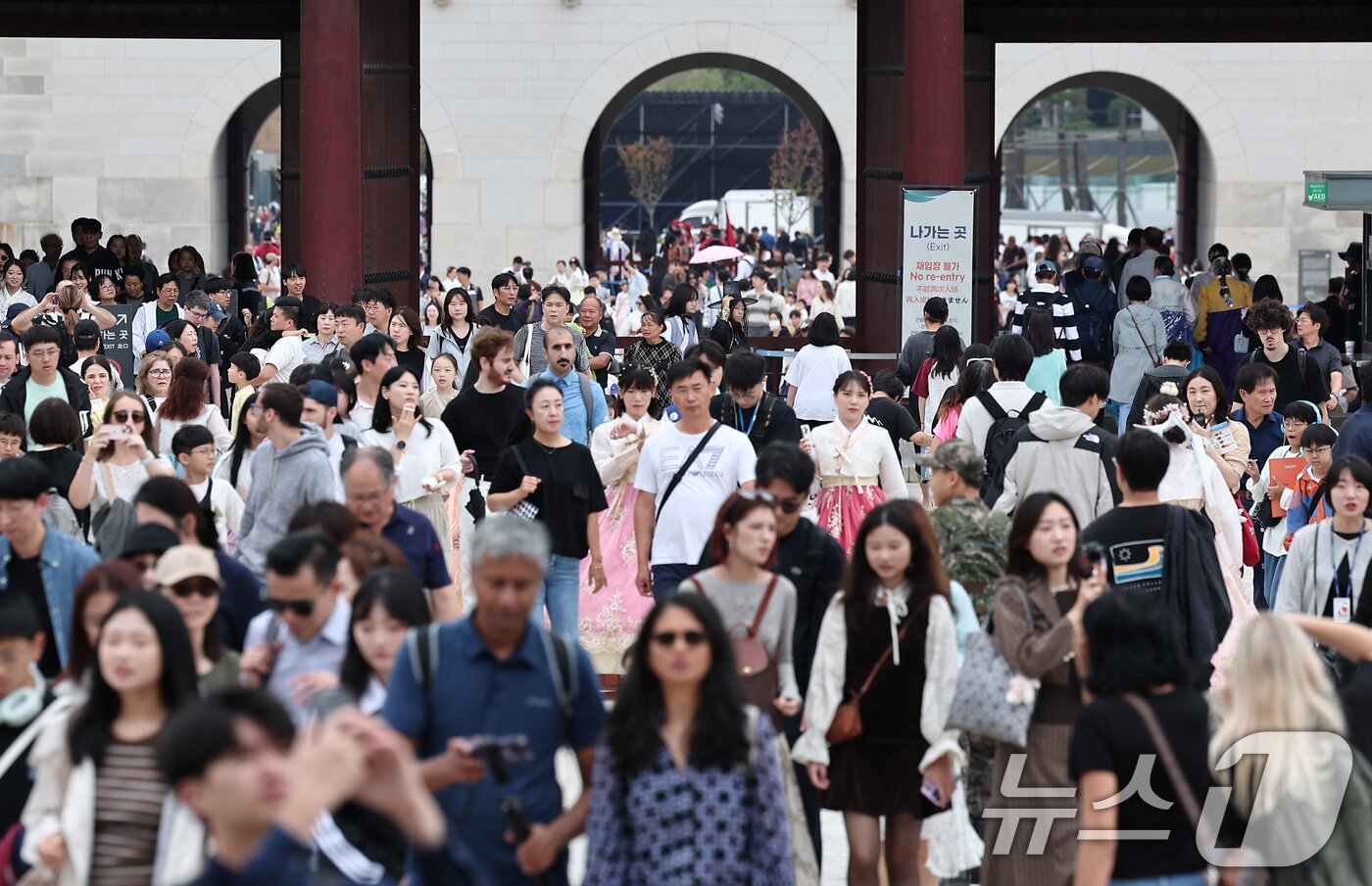 본문 이미지 - 추석 연휴 첫 날이자 개천절인 3일 서울 종로구 경복궁에서 한복을 차려입은 시민들과 외국인 관광객들이 즐거운 시간을 보내고 있다.  2025.10.3/뉴스1 ⓒ News1 김성진 기자