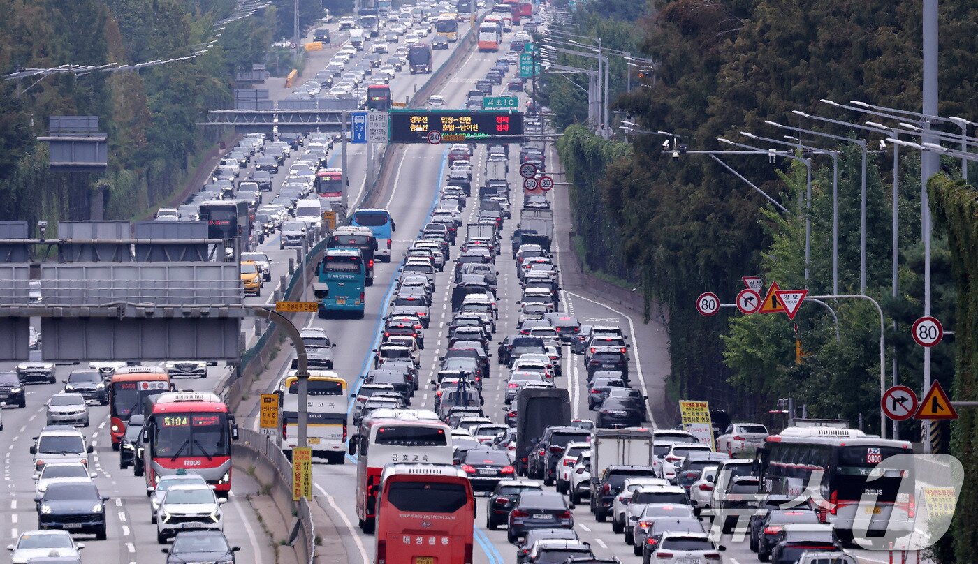본문 이미지 - 추석 연휴 첫날인 3일 오후 서울 서초구 잠원IC 부근 경부고속도로 하행선이 귀성 차량으로 정체를 빚고 있다. 2025.10.3/뉴스1 ⓒ News1 박지혜 기자