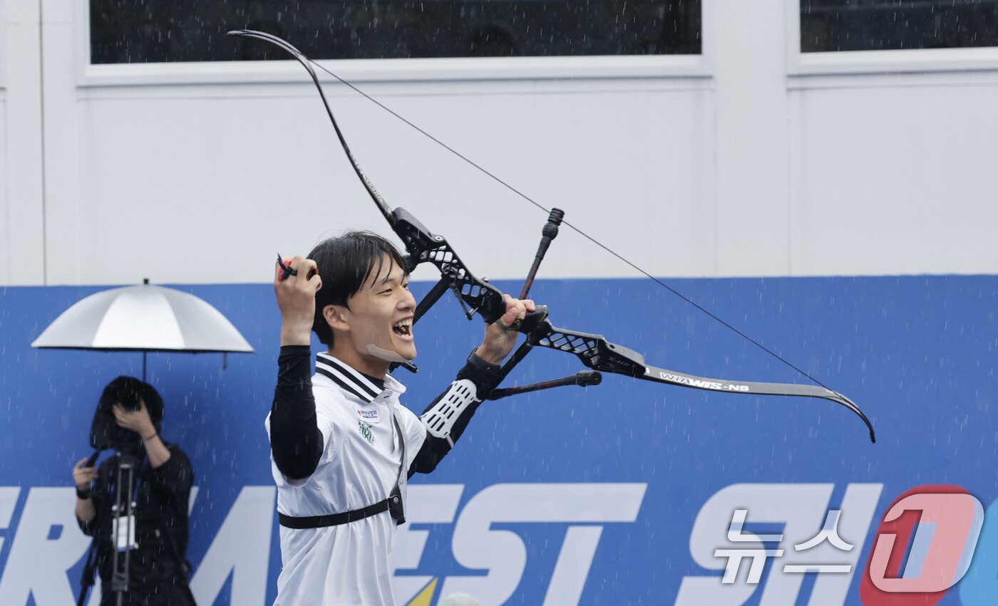 본문 이미지 - 김종우&#40;한국체대&#41;가 3일 광주5.18민주광장에서 열린 &#39;현대자동차 정몽구배 한국양궁대회2025&#39; 남자 리커브 경기 결승에서 우승을 차지해 기뻐하고 있다. 2025.10.3/뉴스1 ⓒ News1 김태성 기자