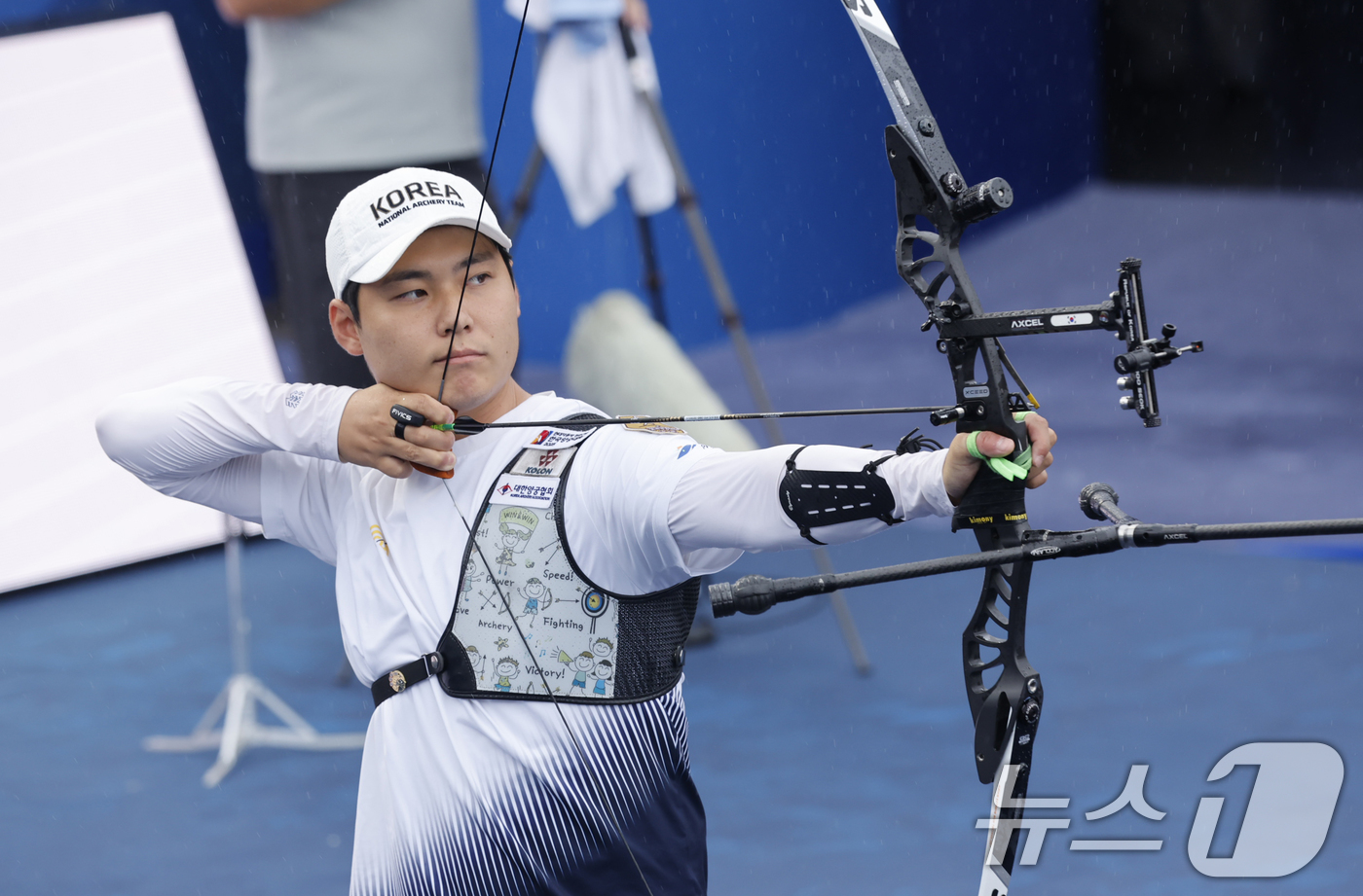 (광주=뉴스1) 김태성 기자 = 이우석(코오롱 엑스텐보이즈)이 3일 광주5.18민주광장에서 열린 '현대자동차 정몽구배 한국양궁대회2025' 남자 리커브 경기 결승에서 활을 쏘고 있 …