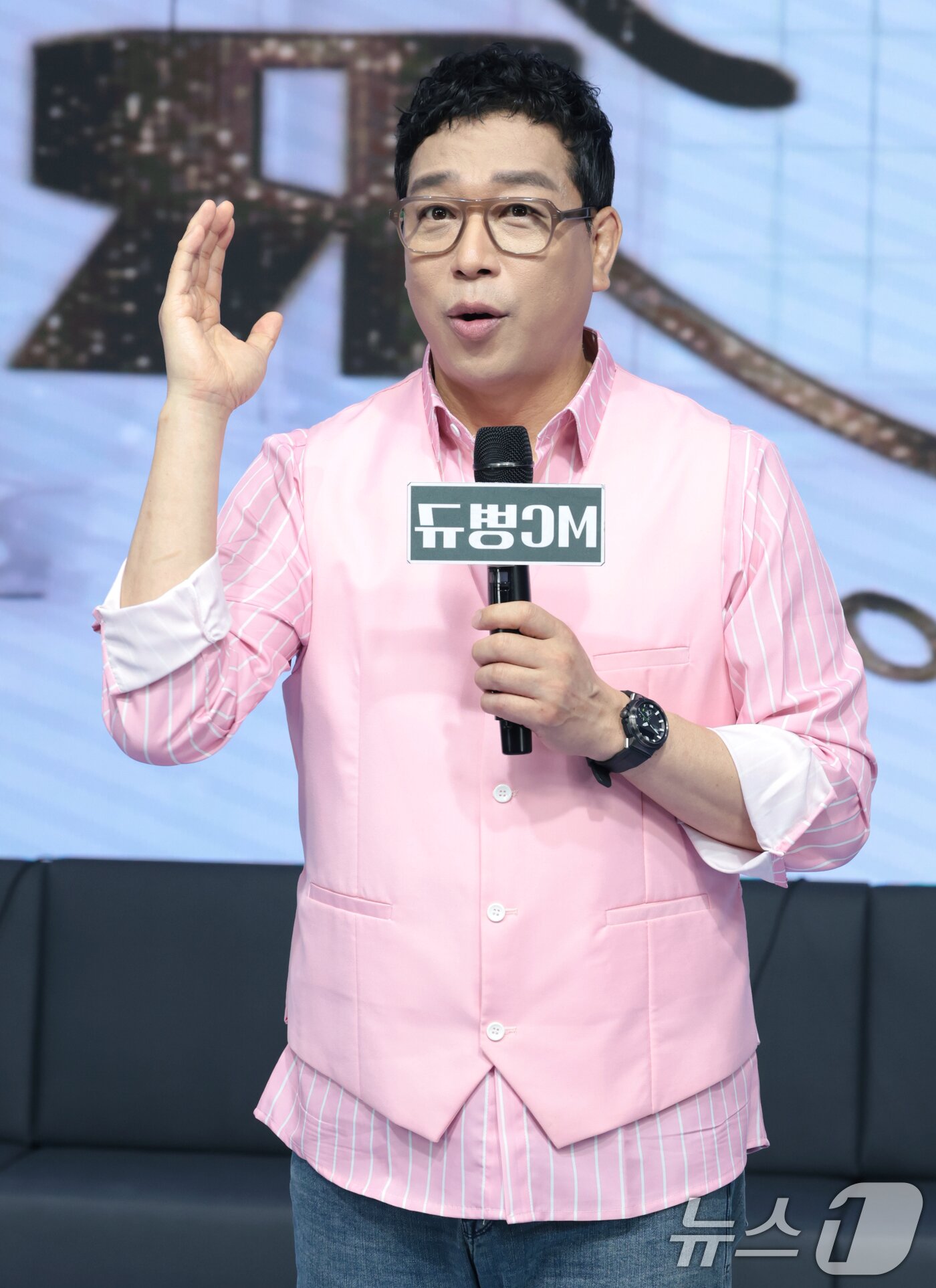 본문 이미지 - 방송인 강병규가 3일 서울 강남구 아이스크림스튜디오에서 인터넷 플랫폼 팬더TV의 엑셀방송 프로그램 ‘더 크루&#40;The Crew&#41;’ 녹화에 앞서 리허설을 하고 있다. ⓒ News1 권현진 기자