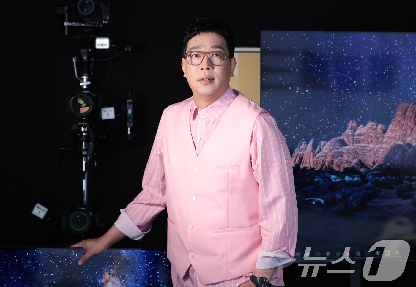 본문 이미지 - 방송인 강병규가 3일 서울 강남구 아이스크림스튜디오에서 인터넷 플랫폼 팬더TV의 엑셀방송 프로그램 ‘더 크루&#40;The Crew&#41;’ 녹화에 앞서 포즈를 취하고 있다. ⓒ News1 권현진 기자