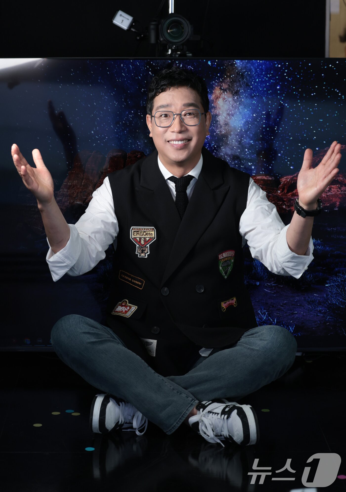 본문 이미지 - 방송인 강병규가 3일 서울 강남구 아이스크림스튜디오에서 인터넷 플랫폼 팬더TV의 엑셀방송 프로그램 ‘더 크루&#40;The Crew&#41;’ 녹화에 앞서 인사를 전하고 있다. ⓒ News1 권현진 기자