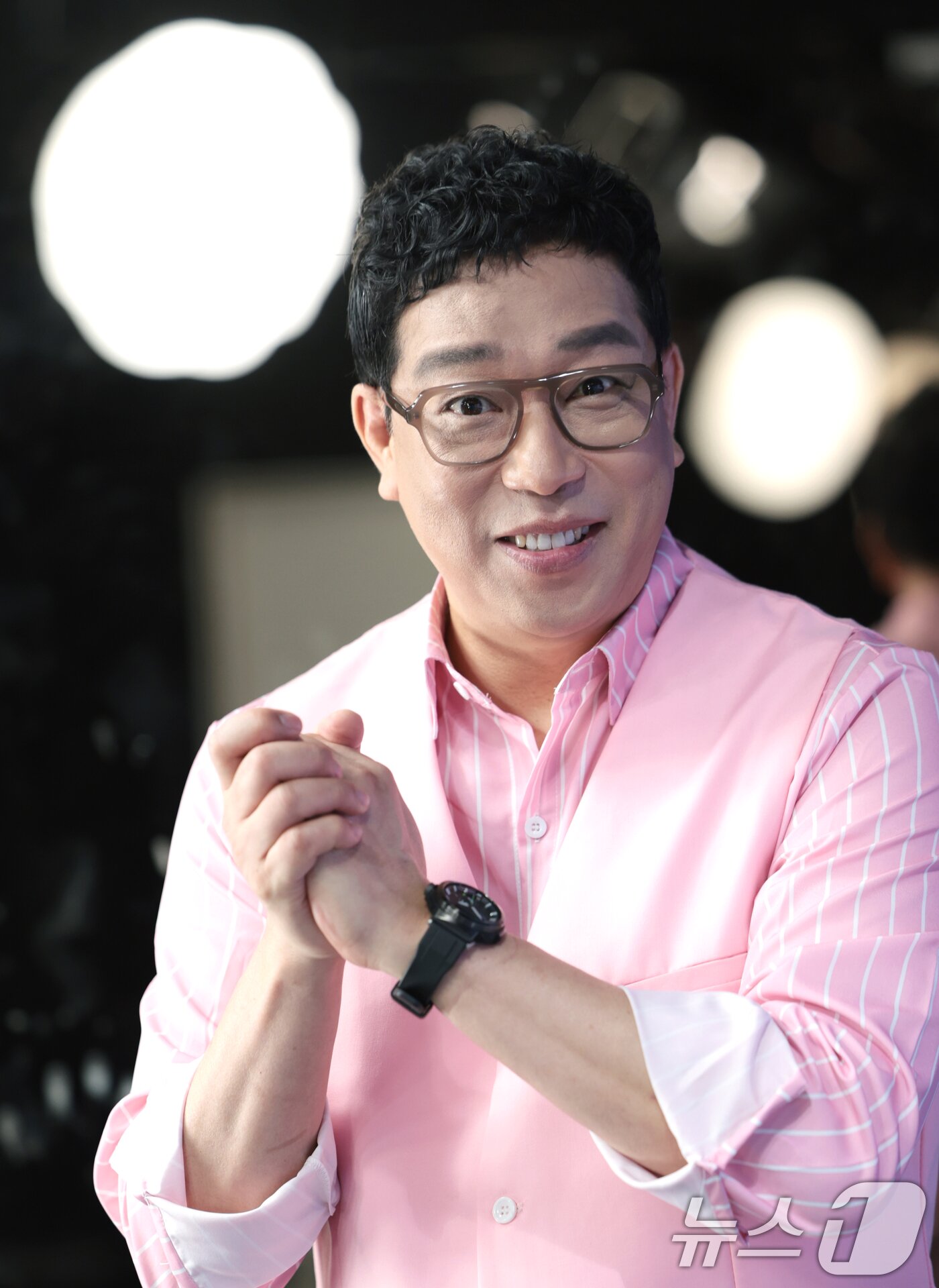 본문 이미지 - 방송인 강병규가 3일 서울 강남구 아이스크림스튜디오에서 인터넷 플랫폼 팬더TV의 엑셀방송 프로그램 ‘더 크루&#40;The Crew&#41;’ 녹화에 앞서 인터뷰를 하고 있다. ⓒ News1 권현진 기자