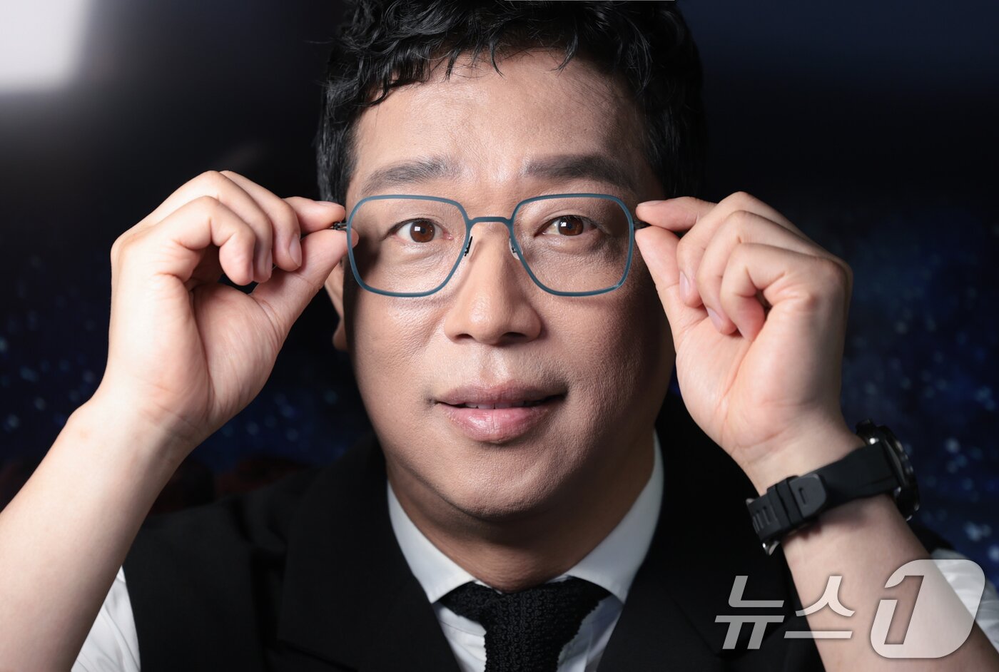 본문 이미지 - 방송인 강병규가 3일 서울 강남구 아이스크림스튜디오에서 인터넷 플랫폼 팬더TV의 엑셀방송 프로그램 ‘더 크루&#40;The Crew&#41;’ 녹화에 앞서 포즈를 취하고 있다. 2025.10.3/뉴스1 ⓒ News1 권현진 기자