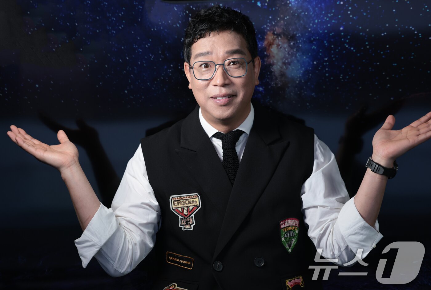 본문 이미지 - 방송인 강병규가 3일 서울 강남구 아이스크림스튜디오에서 인터넷 플랫폼 팬더TV의 엑셀방송 프로그램 ‘더 크루&#40;The Crew&#41;’ 녹화에 앞서 포즈를 취하고 있다. ⓒ News1 권현진 기자