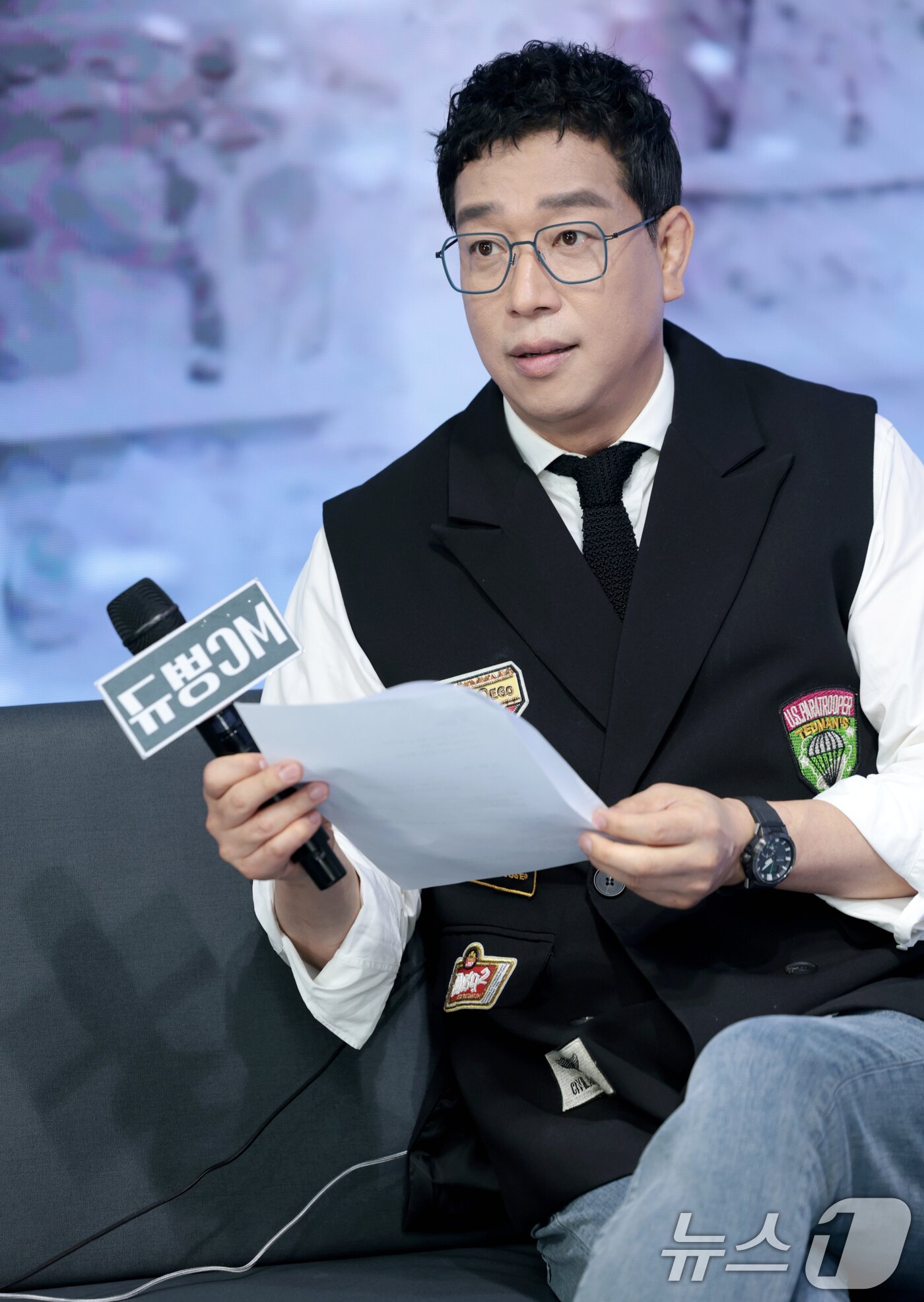 본문 이미지 - 방송인 강병규가 3일 서울 강남구 아이스크림스튜디오에서 인터넷 플랫폼 팬더TV의 엑셀방송 프로그램 ‘더 크루&#40;The Crew&#41;’ 녹화에 앞서 대본과 동선을 꼼꼼히 살피고 있다. ⓒ News1 권현진 기자