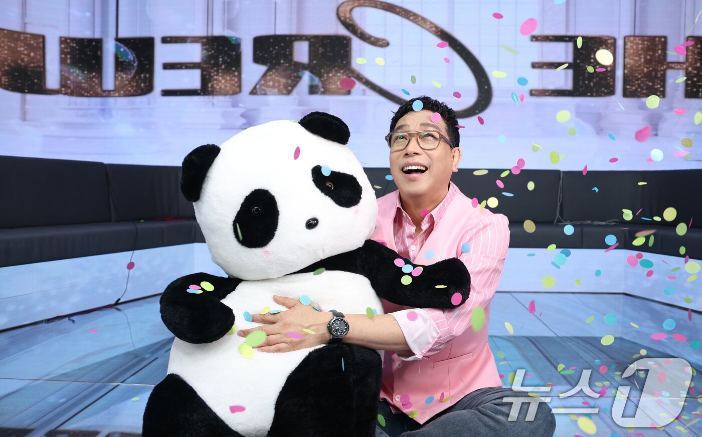 본문 이미지 - 방송인 강병규가 3일 서울 강남구 아이스크림스튜디오에서 인터넷 플랫폼 팬더TV의 엑셀방송 프로그램 ‘더 크루&#40;The Crew&#41;’ 녹화에 앞서 마스코트 펜더 인형과 함께 포즈를 취하고 있다. ⓒ News1 권현진 기자