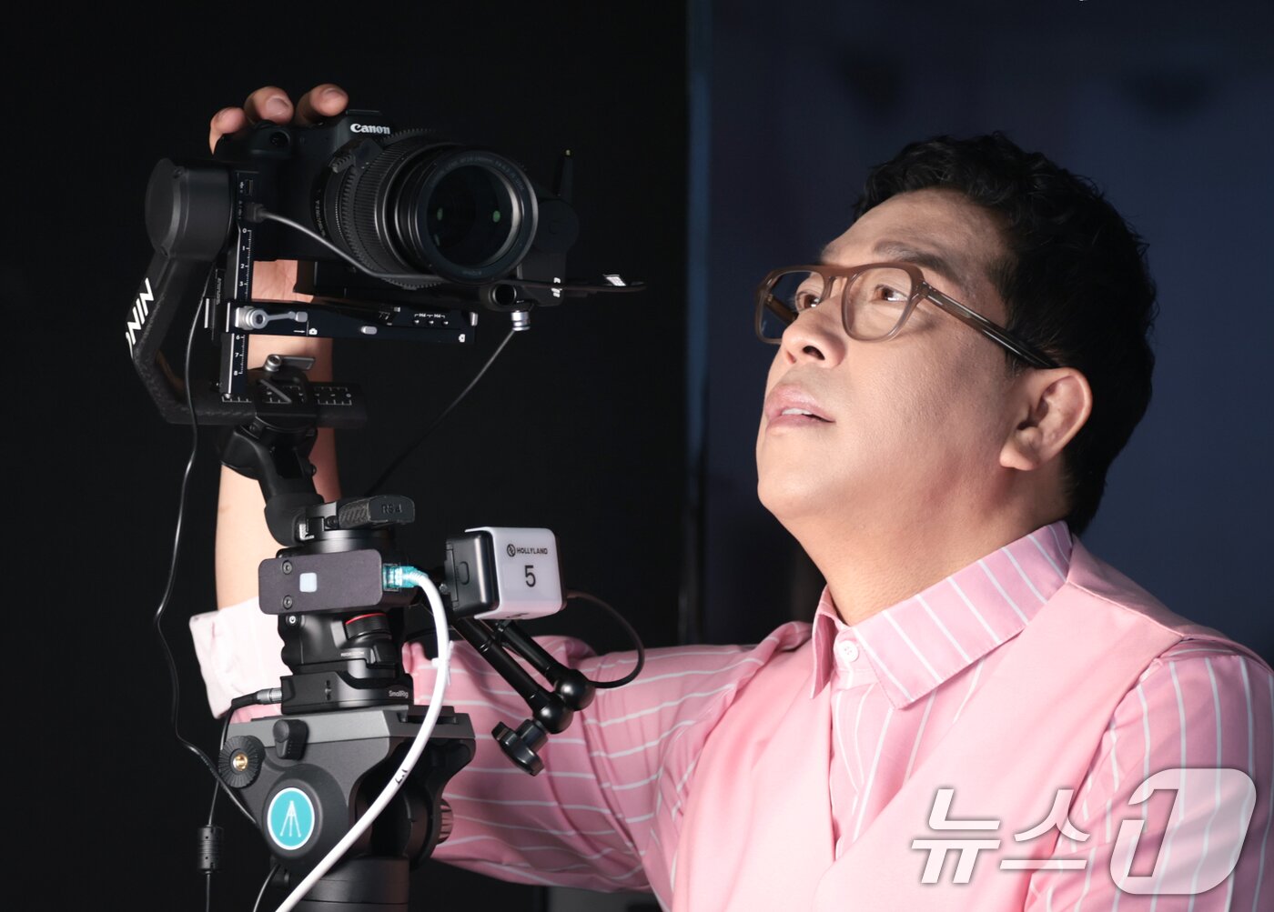 본문 이미지 - 방송인 강병규가 3일 서울 강남구 아이스크림스튜디오에서 인터넷 플랫폼 팬더TV의 엑셀방송 프로그램 ‘더 크루&#40;The Crew&#41;’ 녹화에 앞서 장비를 점검하고 있다. ⓒ News1 권현진 기자